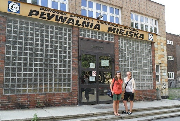 Martyna Kozłowska i Angelika Pawlak żałują, że w ramach zajęć szkolnych nie mogą już chodzić na pływalnię