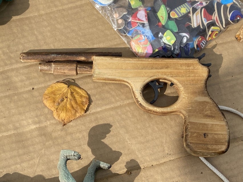 Zabawkowy drewniany pistolet.