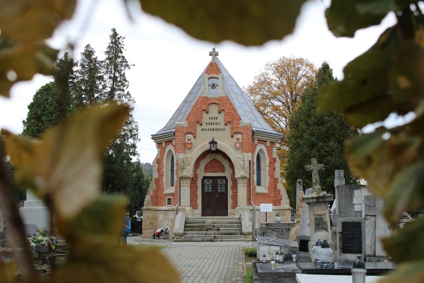 To będzie już 10. zbiórka na ratowanie zabytkowych pomników na cmentarzu parafialnym. Warto dorzucić kilka złotych by ratować historię