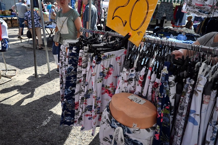 Moda na targowisku w Olkuszu, odzież letnia