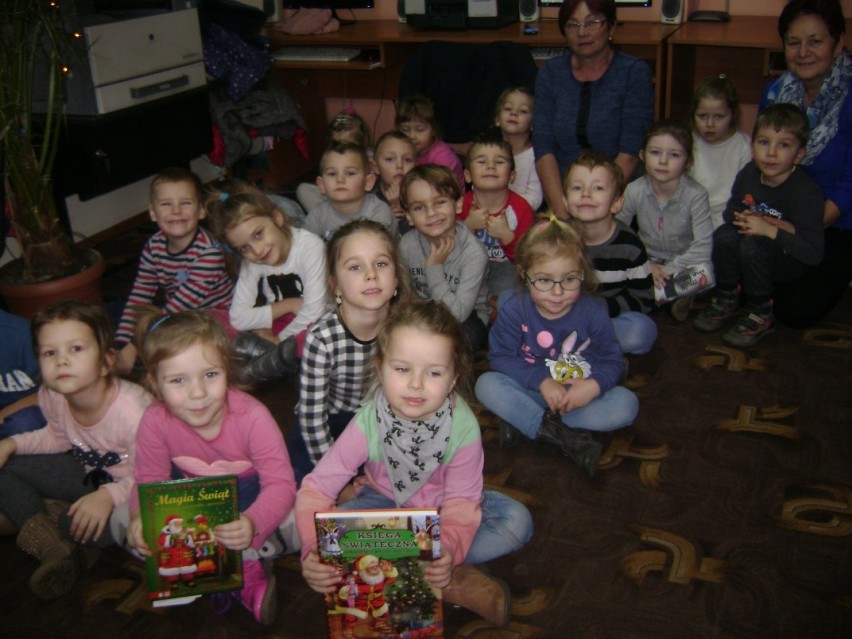 Przedszkolaki w bibliotece w Wilkowie Polskim
