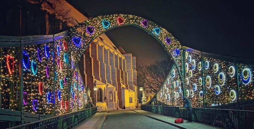 Most Tumski we Wrocławiu w ślicznej świątecznej aranżacji.