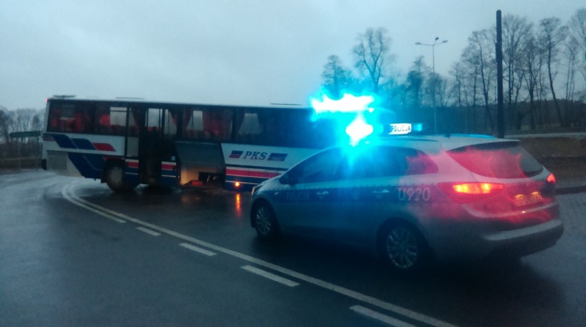 Autobus wjechał do rowu pod Skokami