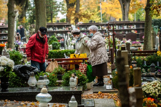 Na cmentarzu w Kołobrzegu w weekend przed Świętem Zmarłych