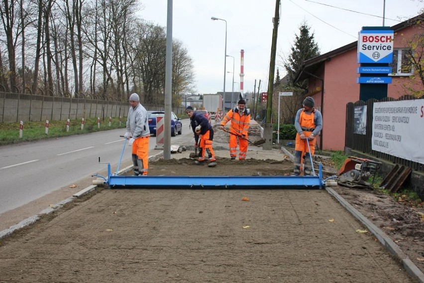 Lębork. Na Kossaka powstaje ciąg pieszo-rowerowy