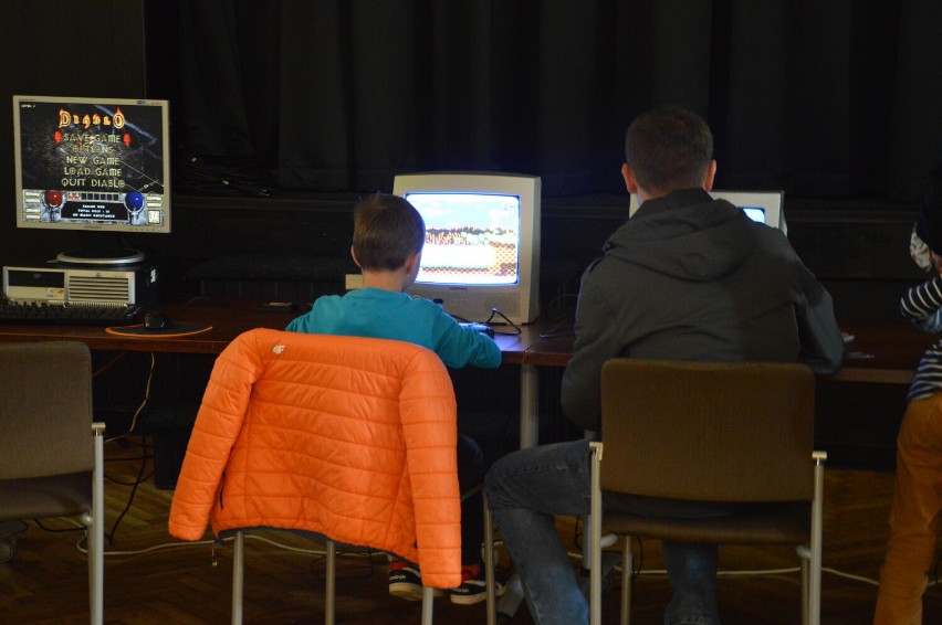 Trwa festiwal dawnych gier i komputerów w Wieluńskim Domu Kultury ZDJĘCIA
