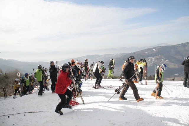 Na górze Żar w Międzybrodziu Żywieckim panują jeszcze dobre warunki narciarskie.