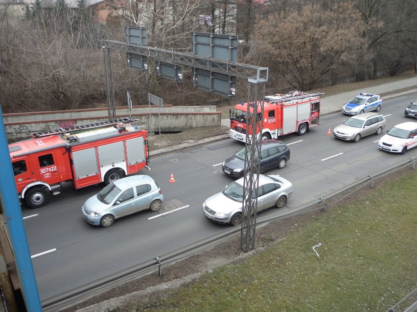 Kraków: przy ul. Opolskiej przewróciła się ciężarówka. Kierowca był trzeźwy [ZDJĘCIA]