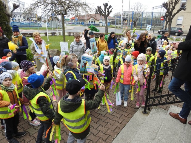 Dzień Ziemi i przemarsz przedszkolaków w Czempiniu