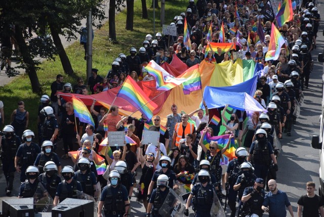 Marsz Równości w Częstochowie

Zobacz kolejne zdjęcia. Przesuwaj zdjęcia w prawo - naciśnij strzałkę lub przycisk NASTĘPNE