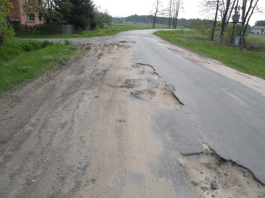 Jazda drogą powiatową w Dzięciołach to koszmar dla kierowców. ZDJĘCIA