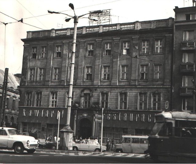 Hotel Bazar spłonął w 1945 roku. W 1950 przejął go Orbis i częściowo odbudował.