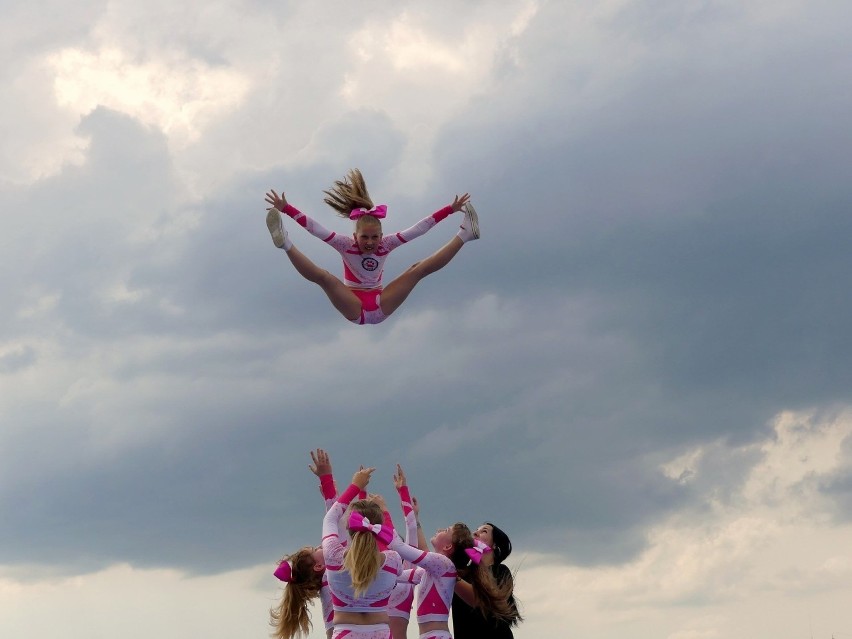 Tak "fruwają" staszowskie cheerleaderki z drużyny Pink...
