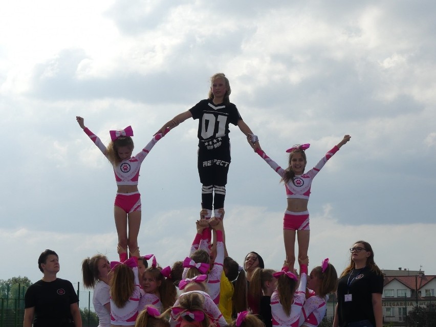 Tak "fruwają" staszowskie cheerleaderki z drużyny Pink...