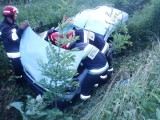 Wypadek samochodowy w Braniewie: Renault wpadło do rowu [Zdjęcia]