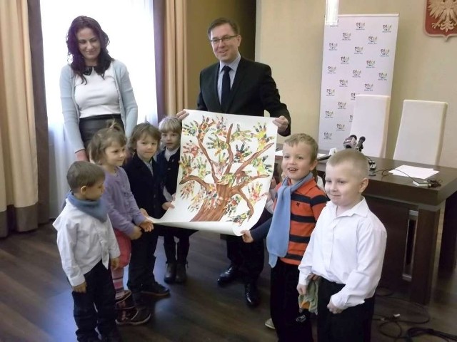 Prezydent Piły Piotr Głowski z dziećmi z salezjańskiego przedszkola
