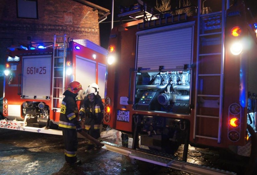Groźny pożar w Pszowie - spłonął samochód i magazyn z elektroniką [ZDJĘCIA]
