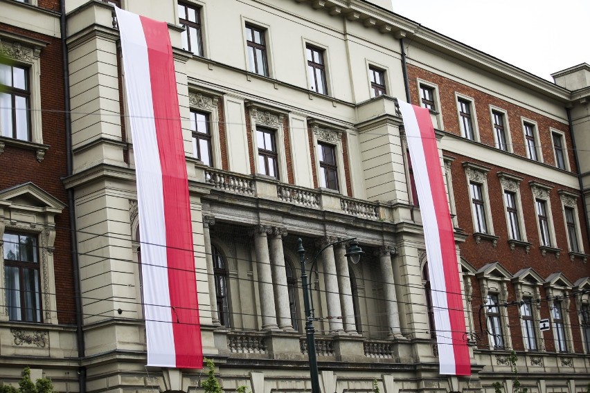 Kraków. Budynki, ulice, place i pojazdy udekorowano biało-czerwonymi flagami [ZDJĘCIA]