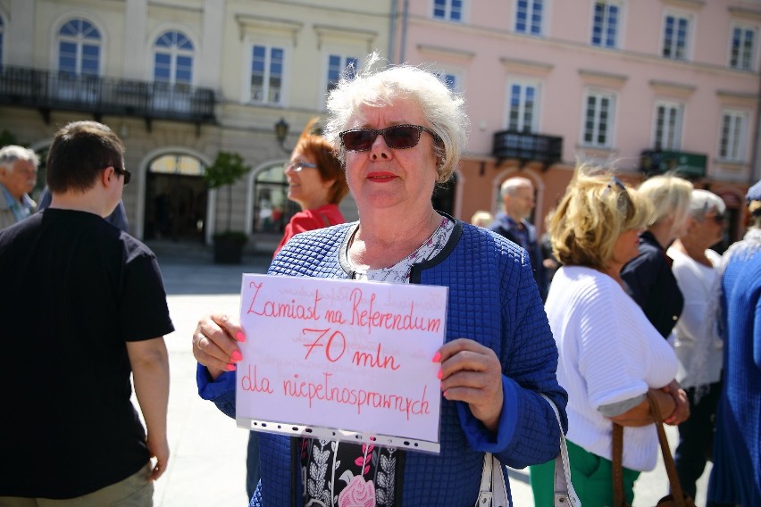 Manifestacja poparcia dla niepełnosprawnych w Piotrkowie