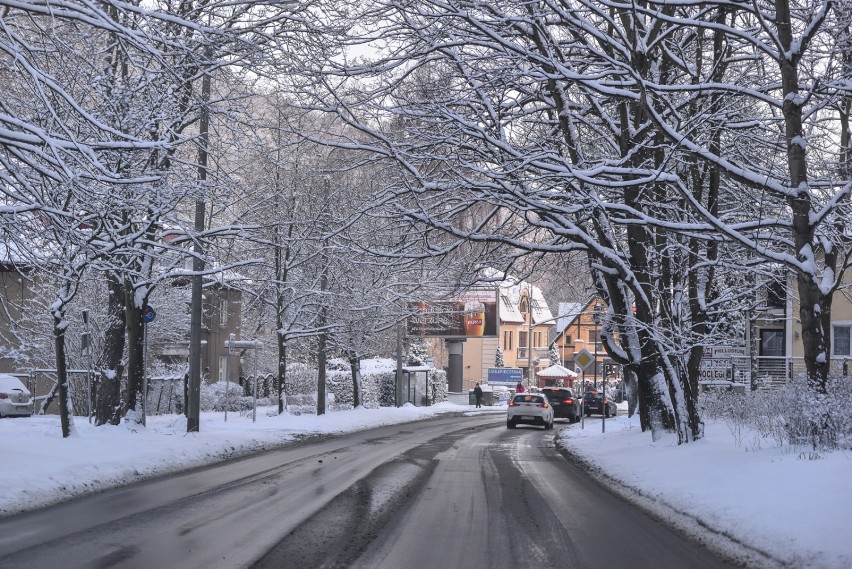 Śnieg i mgła dały się we znaki kierowcom z Pomorza