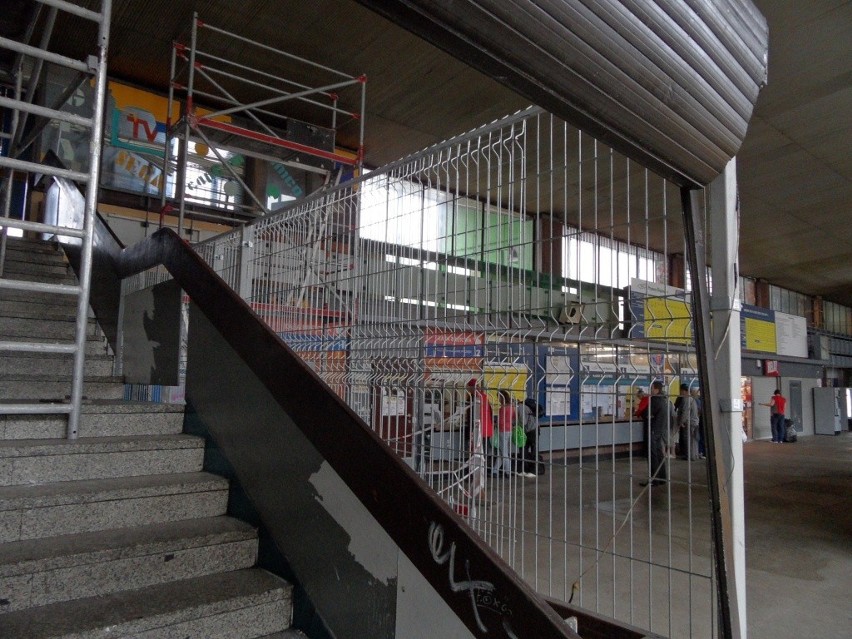 Trwa remont dworca PKP w Zabrzu. Rusztowania są już wewnątrz budynku [ZDJĘCIA]