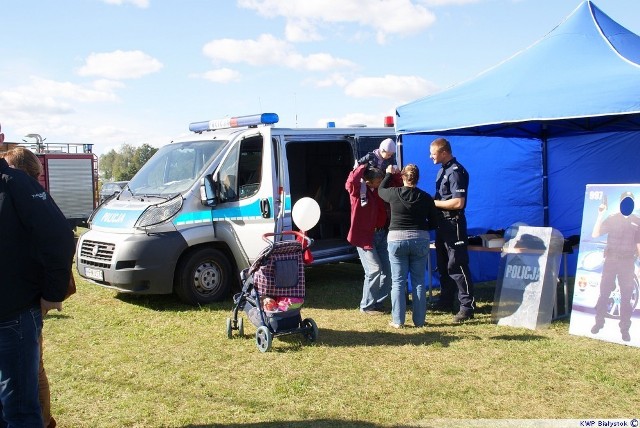 W Białousach, w związku z obchodami Dożynek Powiatowo &#8211; Gminnych, odbył się festyn, w którym udział wzięli również sokólscy policjanci.