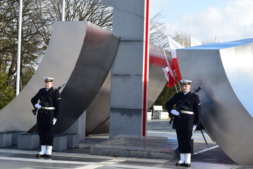 Gdyńscy samorządowcy i parlamentarzyści złożyli kwiaty pod Pomnikiem Polski Morskiej z okazji urodzin Gdyni ZDJĘCIA
