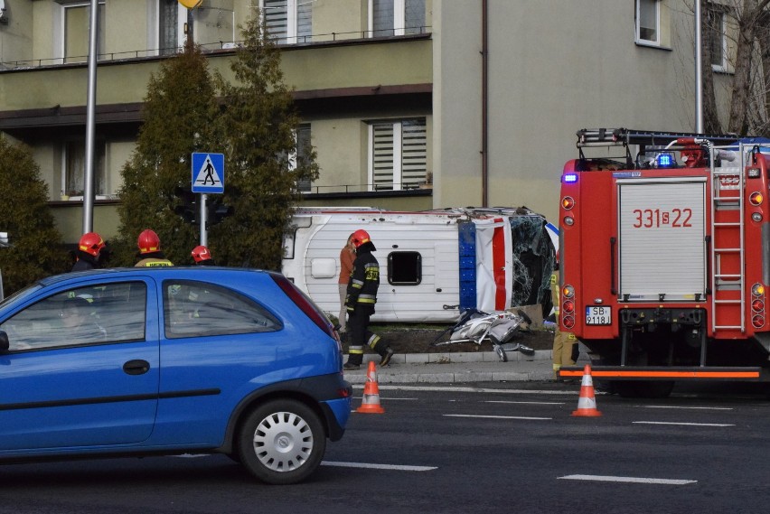 Wypadek karetki w Bielsku-Białej. Dramatyczna akcja na skrzyżowaniu Żywieckiej PCK i Skłodowskiej 