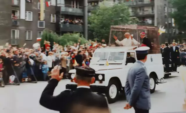 Tłumy radomian witały Ojca Świętego podczas jego wizyty 4 czerwca 1991 roku.