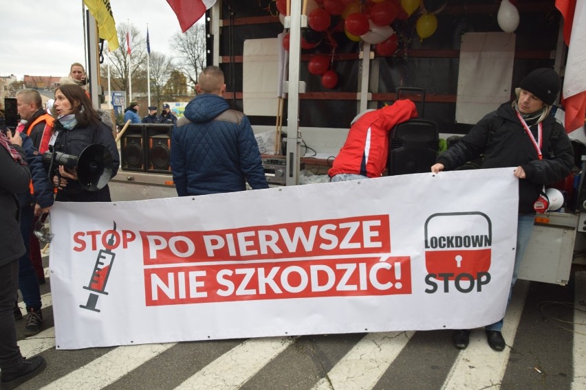 Po obu stronach mostu granicznego spotkały się osoby...