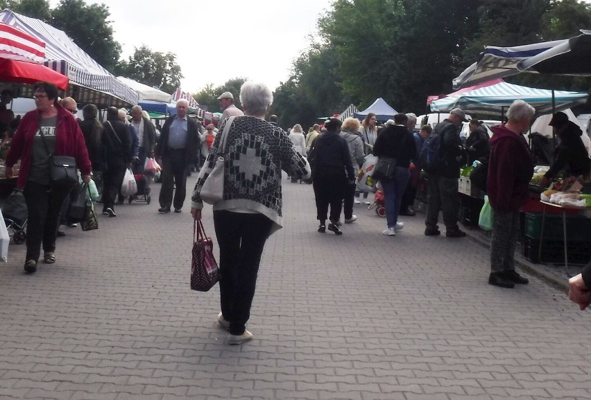 Zakupy na targowisku Korej w Radomiu w czwartek, 2 czerwca. Mnóstwo osób w kolejkach. Zobacz zdjęcia