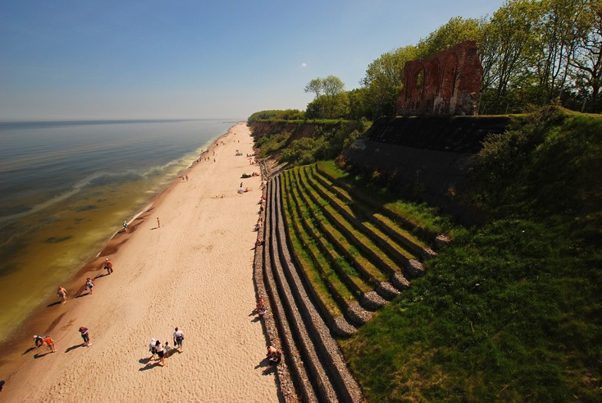 Do słynnych ruin kościoła św. Mikołaja w Trzęsaczu co roku...