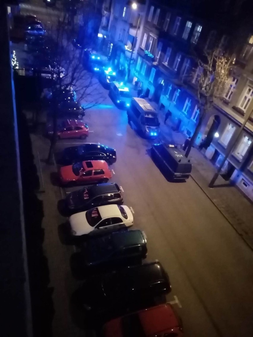 Policjanci zostali zaatakowani w jednym z mieszkań w...