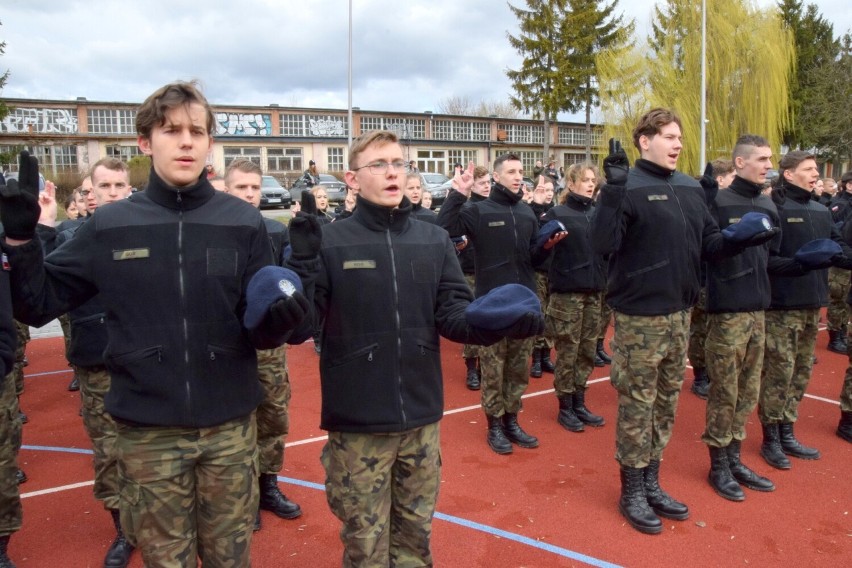 Wielkie święto Zespołu Szkół Mechanicznych w Kielcach. Uczniowie ślubowali w wojskowych mundurach. Zobaczcie zdjęcia i wideo 