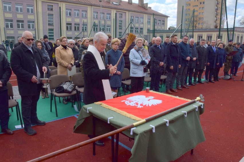 Wielkie święto Zespołu Szkół Mechanicznych w Kielcach. Uczniowie ślubowali w wojskowych mundurach. Zobaczcie zdjęcia i wideo 