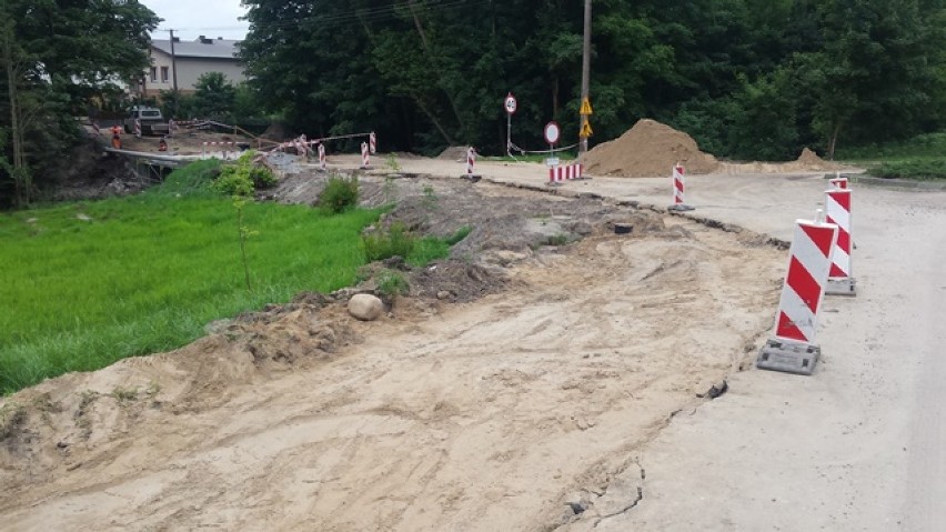 W Tuchomiu trwa remont ulicy Lipowej i wiaduktu na rzece. Na kierowców czekają utrudnienia [ZDJĘCIA]