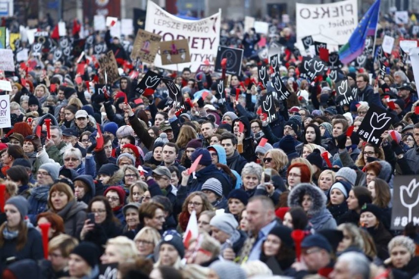 Ogólnopolski Strajk Kobiet 2018 w Warszawie. 3 października...