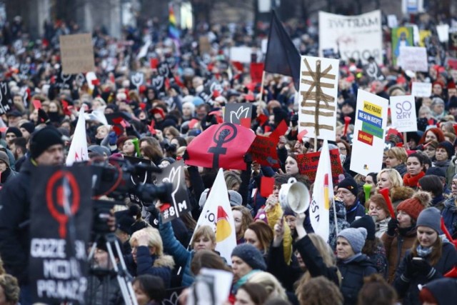 Ogólnopolski Strajk Kobiet 2018 w Warszawie. 3 października manifestacja pod hasłem "Legalna Aborcja Teraz!"