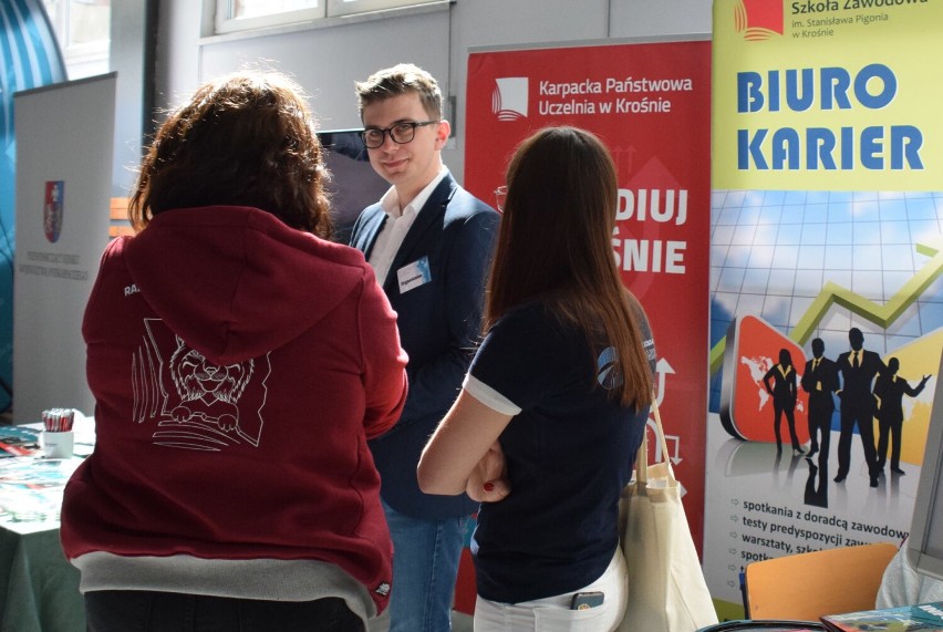 Targi Pracy i Akademicki Dzień Nauki w KPU w Krośnie. Studenci, uczniowie i absolwenci szukali ofert pracy, staży i studiów [ZDJĘCIA]