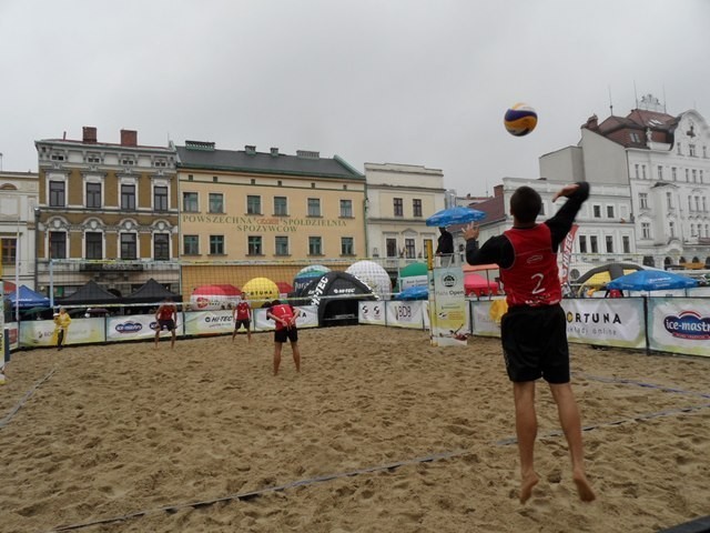 Początek turnieju Plaża Open Cieszyn 2013 upływa pod znakiem padającego deszczu