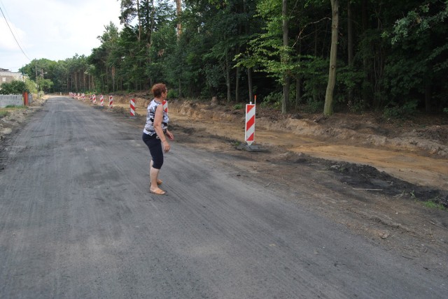 Mieszkańcy przyglądają się nowej drodze w Kurowie, która będzie niedługo asfaltowa