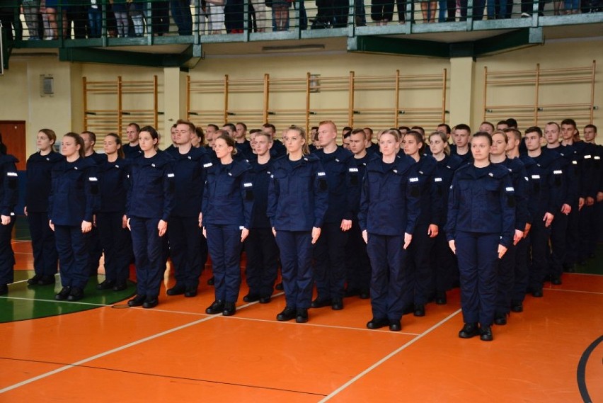 Nowi policjanci w szeregach łódzkiej policji. Ślubowanie na terenie OPP w Łodzi [ZDJĘCIA]