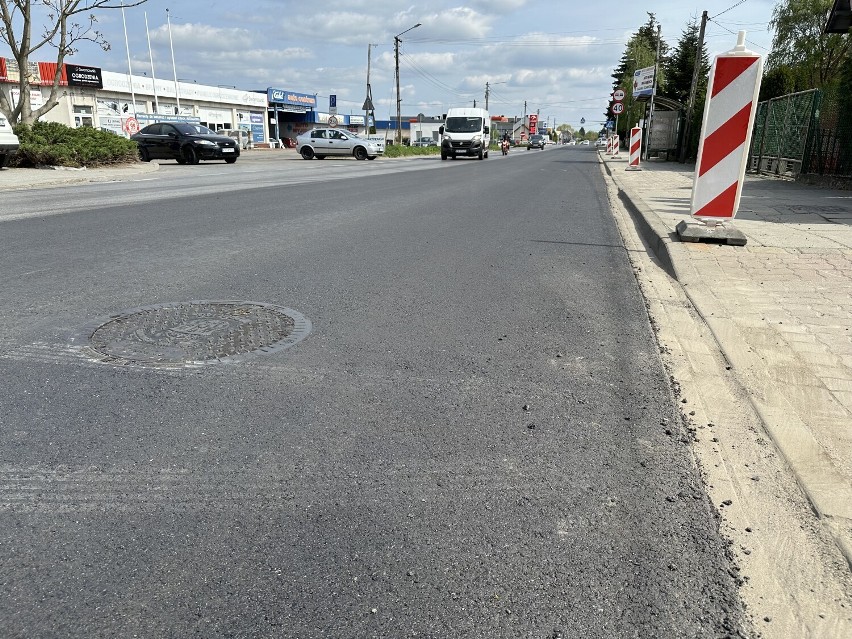 Ulica Brzeska w Bochni po remoncie, zapadnięte studzienki kanalizacyjne podniesiono do poziomu nowego asfaltu. Zobacz zdjęcia