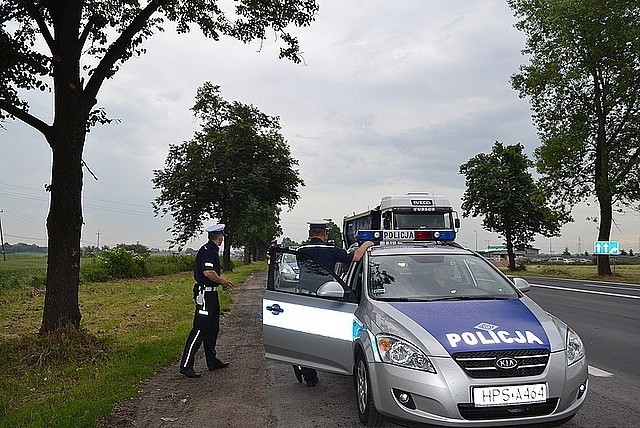 Policjanci nadzorują drogi prowadzące na Ukrainę [zdjęcia]