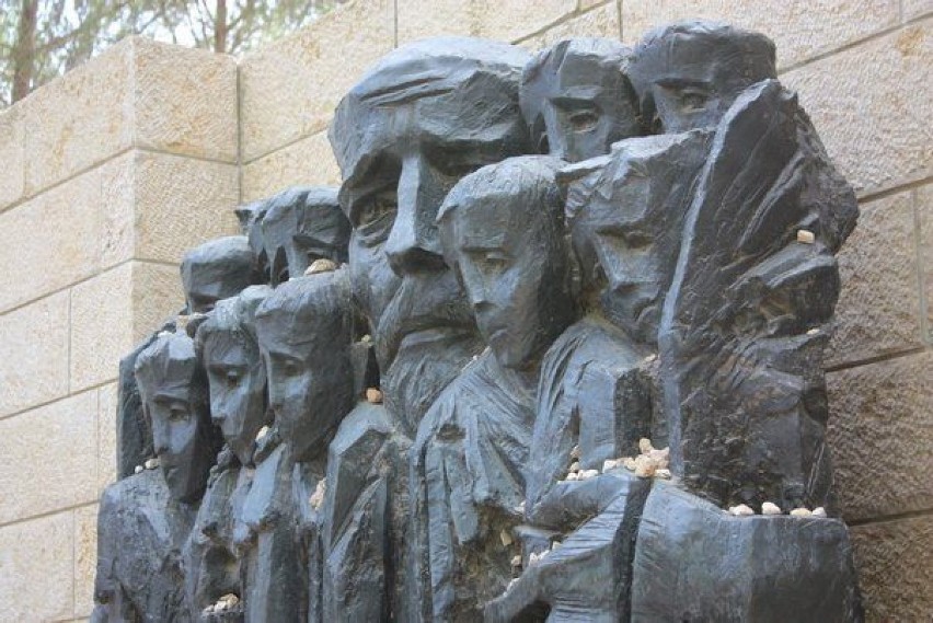 Pomnik Janusza Korczaka w Izraelu.