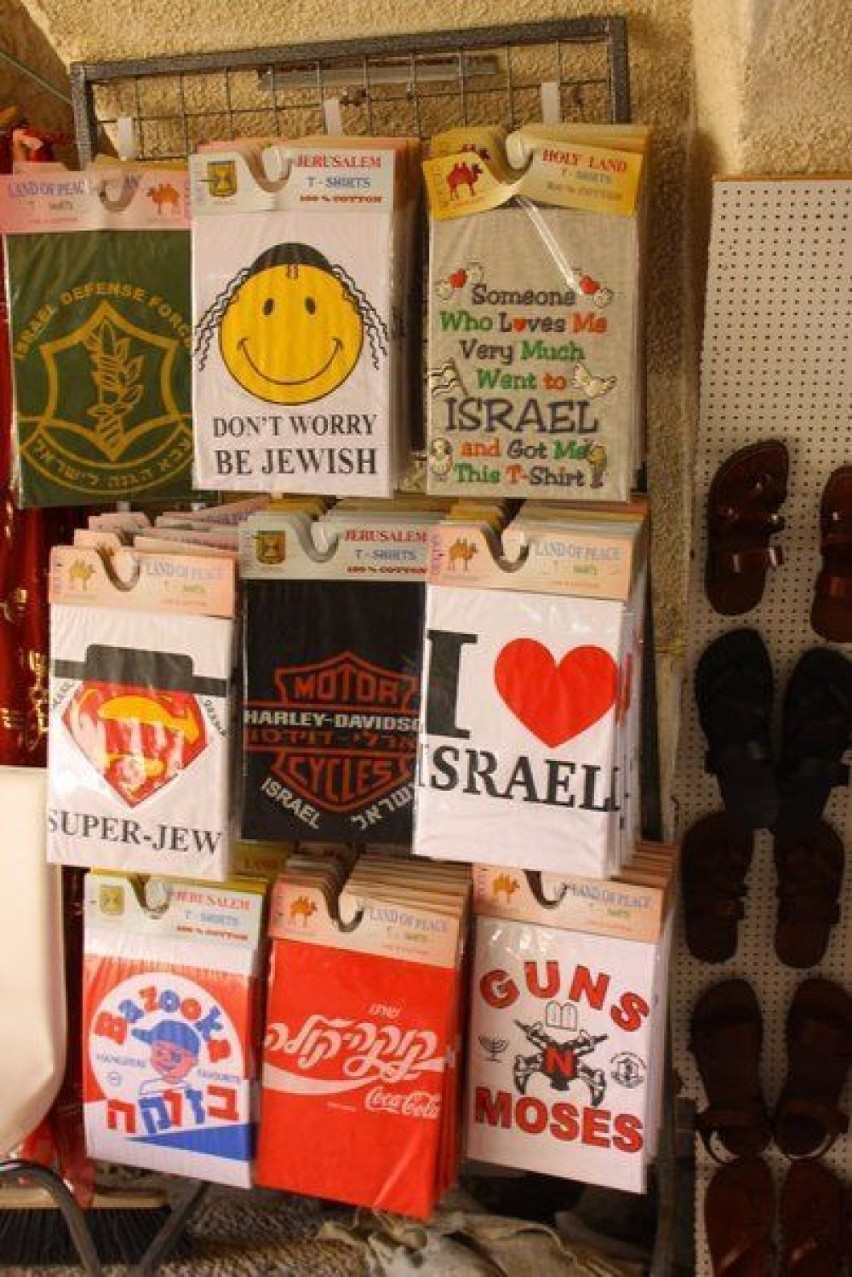 T-shirty na jednym ze straganów w Izraelu (1).