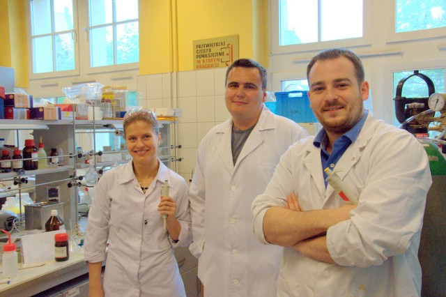 Od lewej: 
mgr inż. Paulina Kasperkiewicz, 
dr hab. Marcin Drąg, prof. nadzw.,
mgr inż. Marcin Poręba z Zakładu Chemii Bioorganicznej PWr
