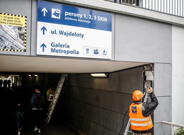 Zaczął się montaż ekranów systemu dynamicznej informacji pasażerskiej na peronach i w tunelach dworca PKP Gdańsk Wrzescz