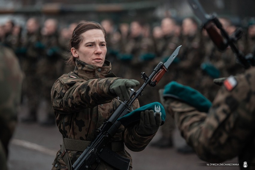 Przysięga wojskowa w Elblągu. W obecności wicepremiera Mariusza Błaszczaka złożyło ją 364 żołnierzy i żołnierek! ZDJĘCIA