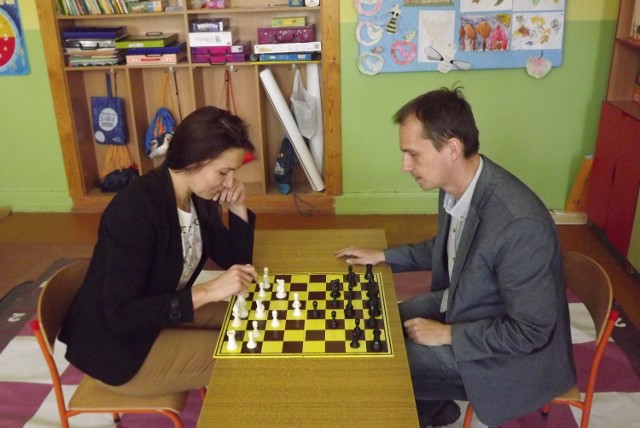 Sylwia Klugiewicz i Piotr Wołyński grają w szachy w szkole podstawowej w Węgiersku.